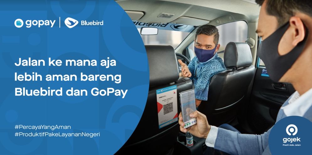 Pelanggan Bluebird bisa langsung scan QRIS Gopay yang ada di belakang kursi.