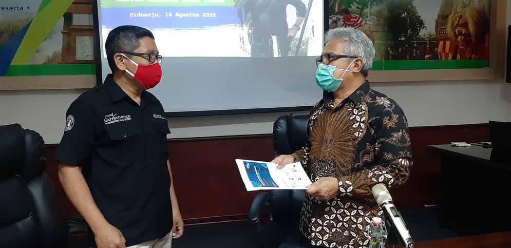 Deputi Kepala Perwakilan BPJamsostek Jawa Timur, Dodo Suharto (kiri) berbincang dengan Kepala Dinas Tenaga Kerja Jatim, Himawan Estu Bagio terkait program bantuan subsidi upah pekerja, Jumat (14/8/2020).