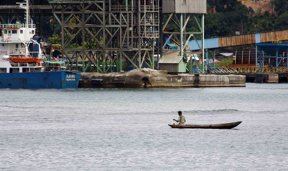 Seorang nelayan tengah memancing ikan di kawasan Pelabuhan Teluk Bayur Padang sebelum Covid--19/Foto: M Hendra/KabarMinang.id