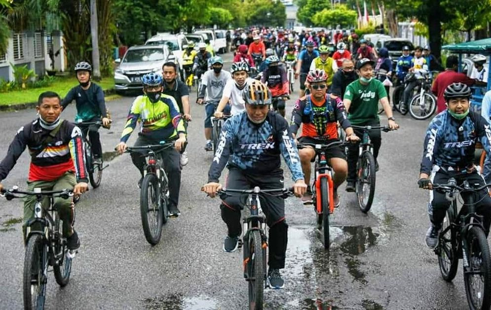 Wali Kota Padang Mahyeldi Ansharullah (tengah) bersepeda bersama sejumlah pihak termasuk Audy Joinaldy (paslon Mahyeldi di Pilgub Sumbar) GSNA 2020/Foto: Facebook-Mahyeldi For Sumbar