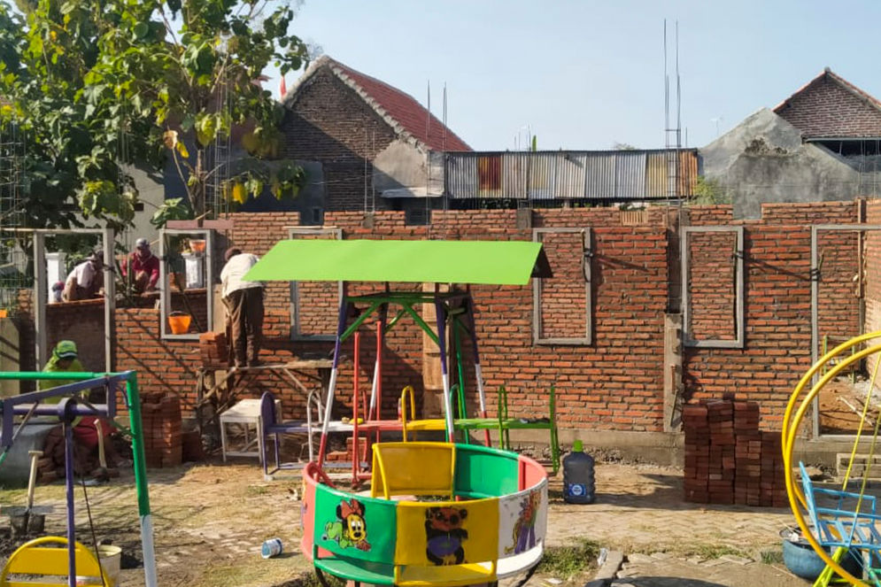Proses pembangunan ruang kelas di Yayasan Islam Al Furqon, Pasuruan, Jawa Timur.