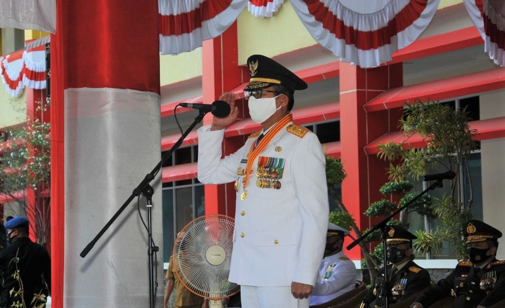 Gubernur Sumatera Barat Irwan Prayitno yang bertindak sebagai inspektur upacara HUT RI ke-75 di Padang/Foto: ist