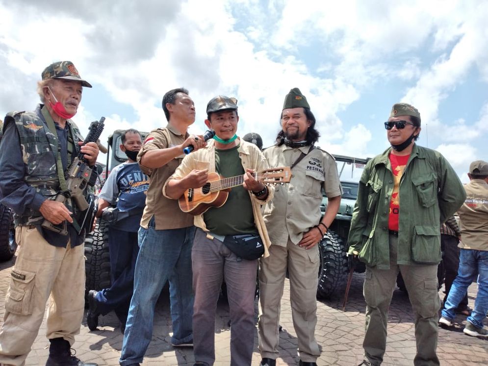 Membacakan puisi perjuangan usai berkonvoi dengan jeep dan willys