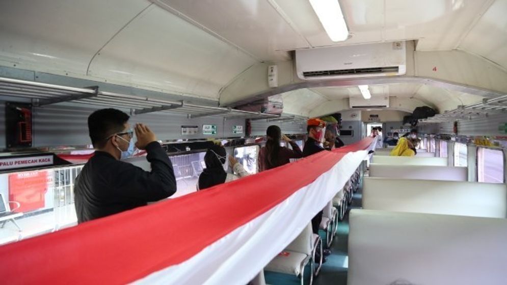 Bendera merah putih di kereta api/Istimewa: Kumparan