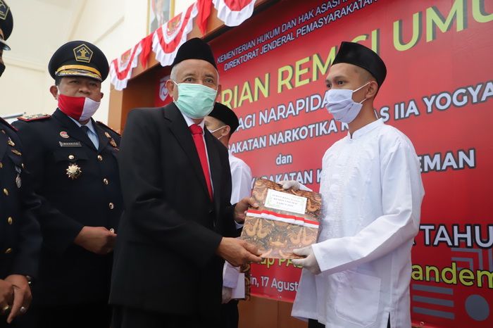 Bupati Sleman saat menyerahkan putusan remisi