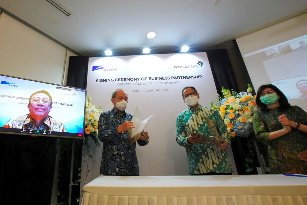 Penandatanganan kesepakatan antara Astra dengan PermataBank. 