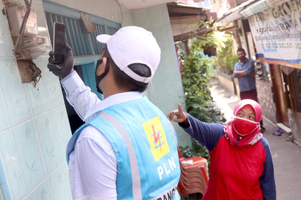 etugas PLN merekam pencatatan meteran listrik di rumah warga kawasan Kebayoran Baru, Jakarta/Foto: Ismail Pohan/TrenAsia