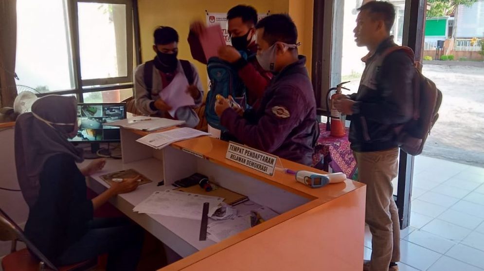 Masyarakat Antusias, Ikut Mendaftar Relawan Demokrasi (RELASI) di Kantor KPU Pacitan