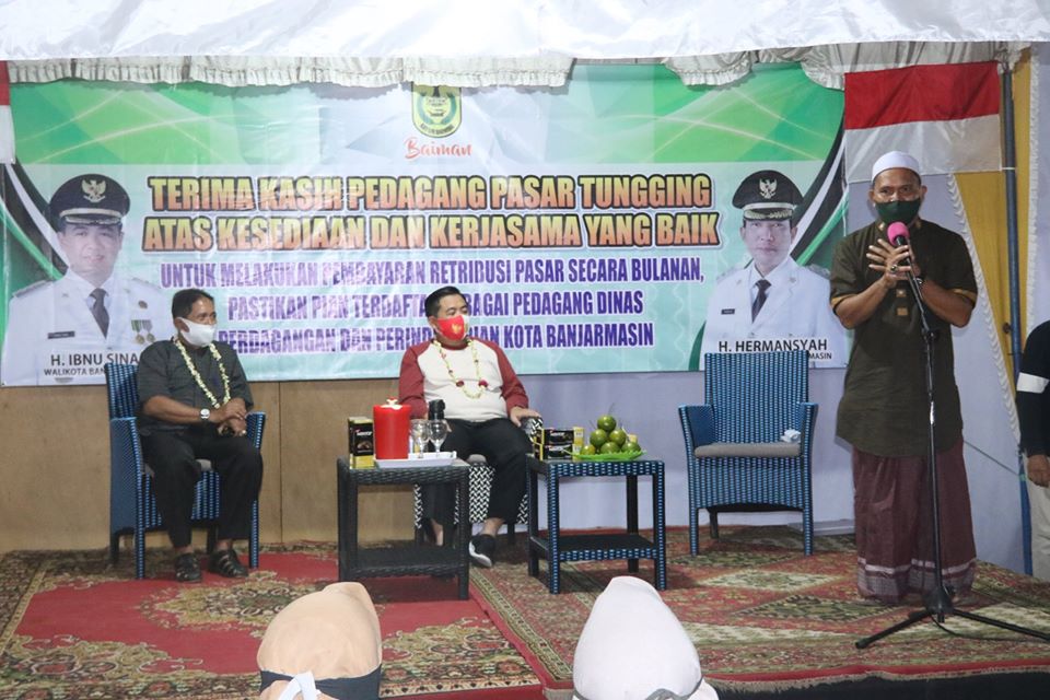 Ibnu sina saat bermusyarawah tentang rencana pengubahan skema penarikan pajak retribusi pasar