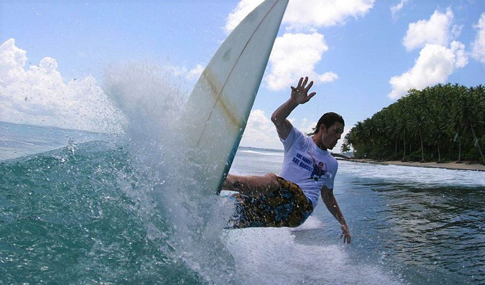 Wisatawan asing saat bermain surfing di ombak Mentawai/Foto: mentawaiislands.com