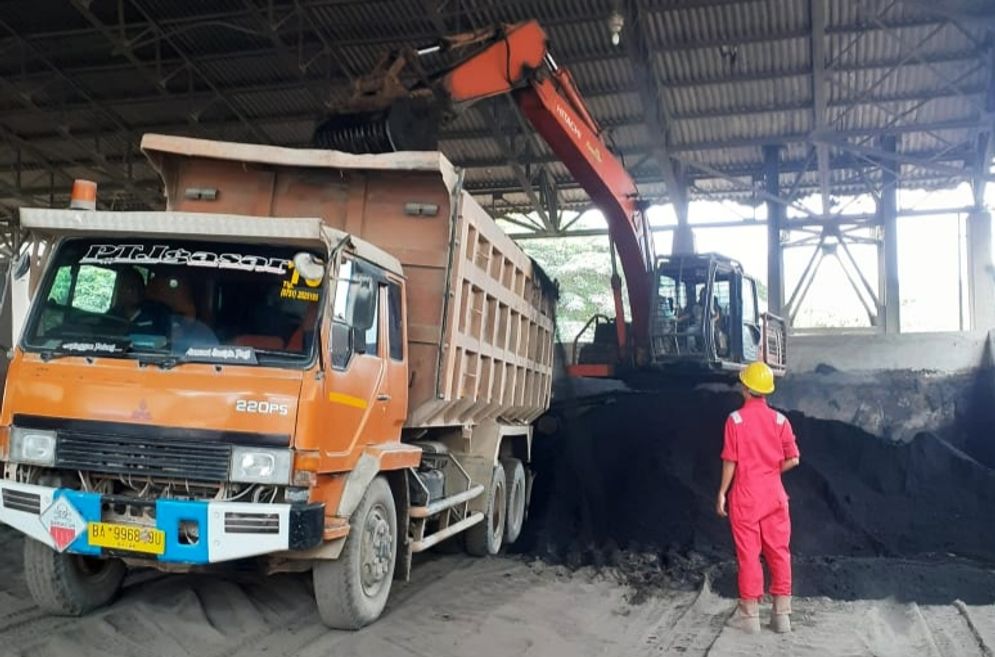 Aktivitas unloading AFR di fasilitas pabrik Semen Padang/Foto: ist