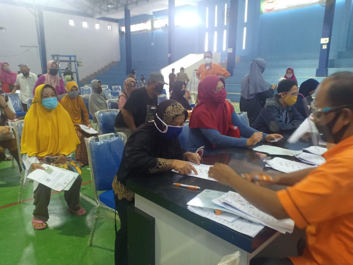 Penyaluran bantuan sosial tunai tahap 4 dan 5 di GOR Baru Ilir, Minggu (23/8)