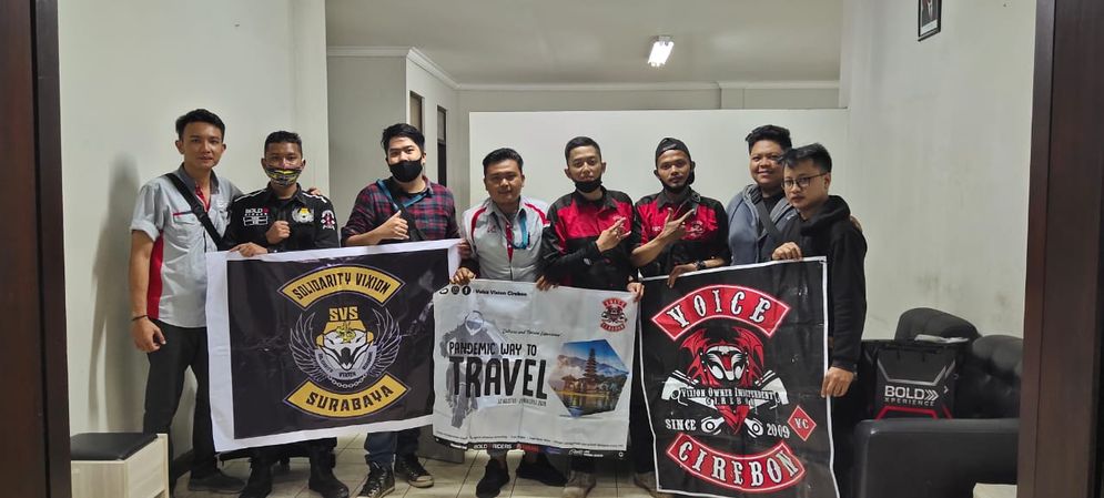 Anggota komunitas Solidarity Vixion Surabaya (SVS) saat sampai di Bali. Di sana dia disambut anggota komunitas Bold Riders lainnya.