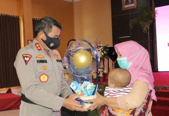 Pemberian tali asih bagi peserta operasi bibir sumbing
