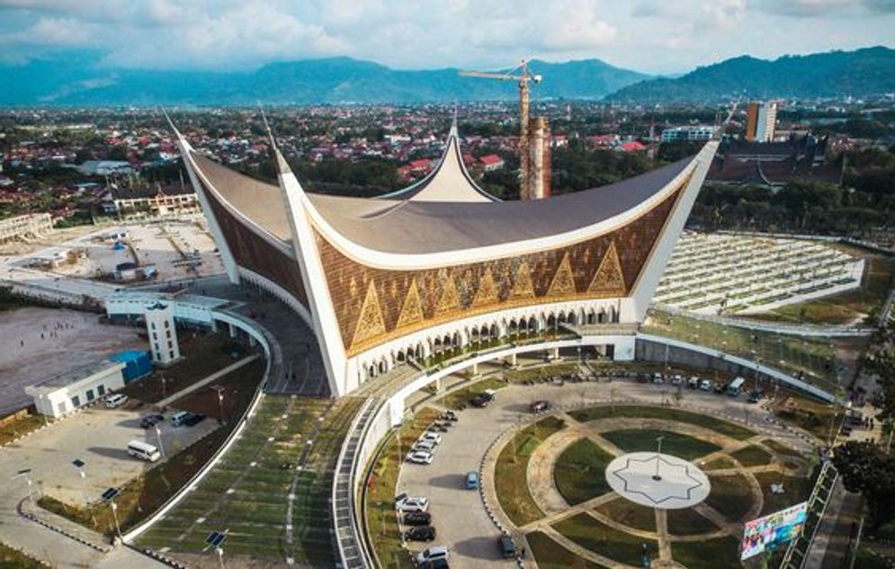 Masjid Raya Sumatera Barat tampak dari atas | pinterest.com/Surya Agung Perdana