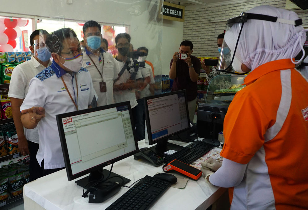 Pjs.General Manager Pertamina MOR V, I Ketut Permadi Aryakuumara mencoba pembelian di New Brigth Store di SPBU COCO Juanda Surabaya, Kamis (27/8/2020).