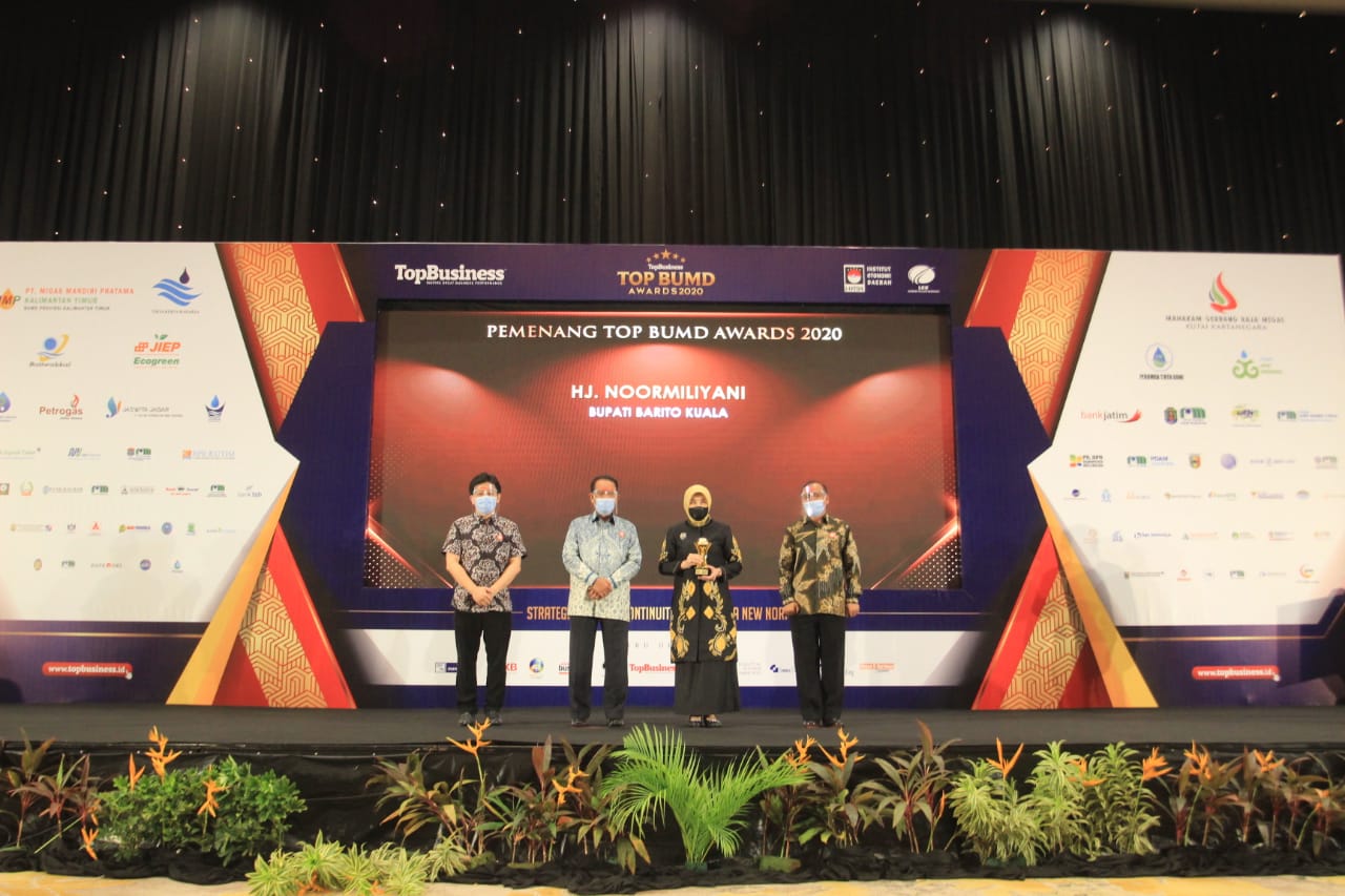 Bupati Batola menerima penghargaan