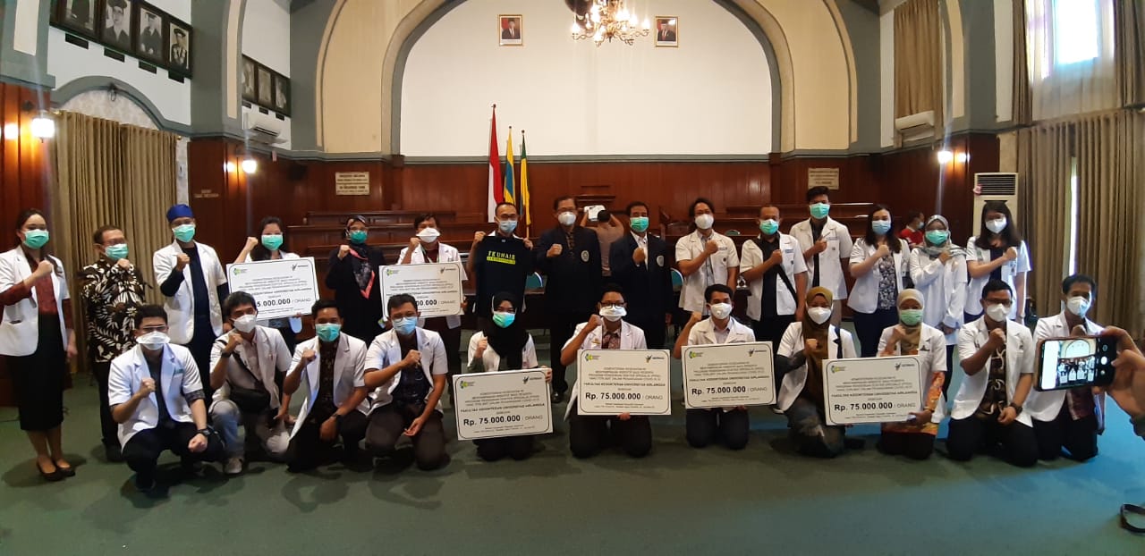 Foto bersama usai penyerahan bantuan secara simbolis oleh Menkes Terawan, Sabtu (29/8/2020).