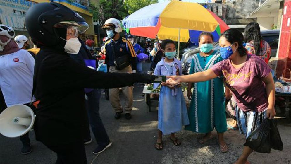 Wali Kota Risma saat membagi masker kepada masyarakat Surabaya