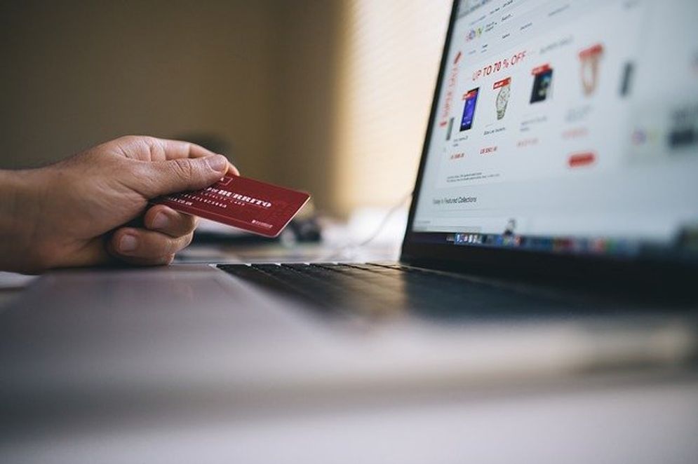 Ilustrasi berbisnis lewat e-commerce.