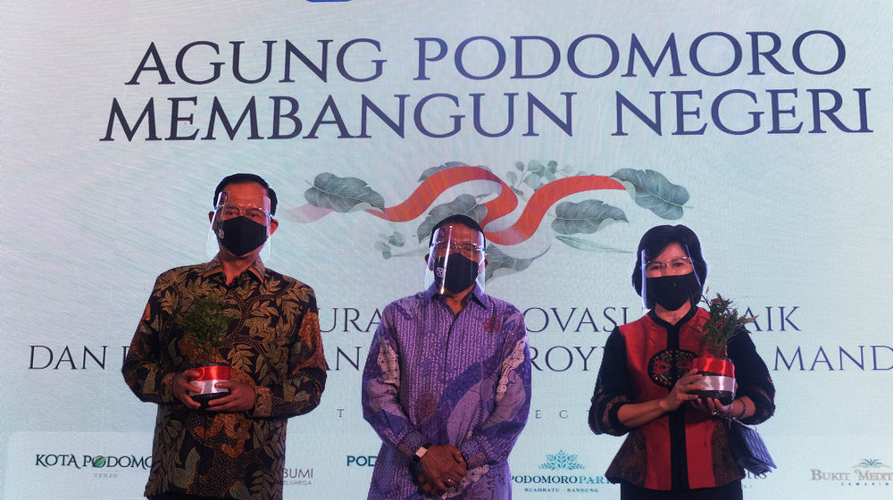 <p>Komisaris Utama sekaligus Komisaris Independen PT Agung Podomoro Land Tbk. Sofian Effendi (tengah) berfoto bersama usai memberikan bibit pohon kepada Wakil Direktur Utama PT Agung Podomoro Land Tbk. ,Noer Indradjaja (kiri) dan COO Kota Podomoro Tenjo Puspalily Tanusatrio (kanan) sebagai simbolisasi kehadiran Kota Podomoro Tenjo pada acara Perkenalan Mega Proyek Kota Mandiri dan Satelit Baru Kota Podomoro Tenjo di Atrium Central Park Jakarta, Senin, 17 Agustus 2020. Kota Podomoro Tenjo persembahan Agung Podomoro Group diharapkan menjadi katalisator perekonomian Indonesia sekaligus menginspirasi pelaku usaha properti yang lain maupun stakeholder di bisnis properti, untuk bersama – sama membangkitkan kembali industri properti di Tanah Air. Foto: Ismail Pohan/TrenAsia</p>
