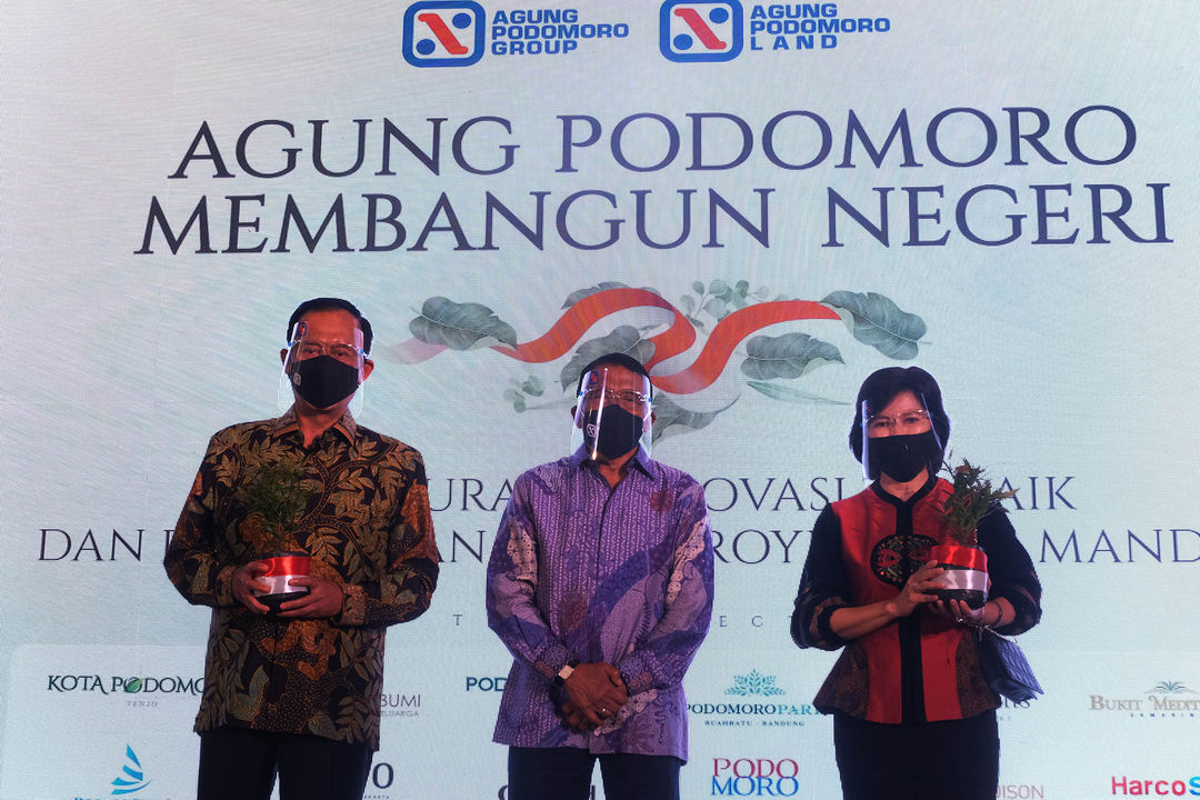 <p>Komisaris Utama sekaligus Komisaris Independen PT Agung Podomoro Land Tbk. Sofian Effendi (tengah) berfoto bersama usai memberikan bibit pohon kepada Wakil Direktur Utama PT Agung Podomoro Land Tbk. ,Noer Indradjaja (kiri) dan COO Kota Podomoro Tenjo Puspalily Tanusatrio (kanan) sebagai simbolisasi kehadiran Kota Podomoro Tenjo pada acara Perkenalan Mega Proyek Kota Mandiri dan Satelit Baru Kota Podomoro Tenjo di Atrium Central Park Jakarta, Senin, 17 Agustus 2020. Kota Podomoro Tenjo persembahan Agung Podomoro Group diharapkan menjadi katalisator perekonomian Indonesia sekaligus menginspirasi pelaku usaha properti yang lain maupun stakeholder di bisnis properti, untuk bersama &#8211; sama membangkitkan kembali industri properti di Tanah Air. Foto: Ismail Pohan/TrenAsia</p>
