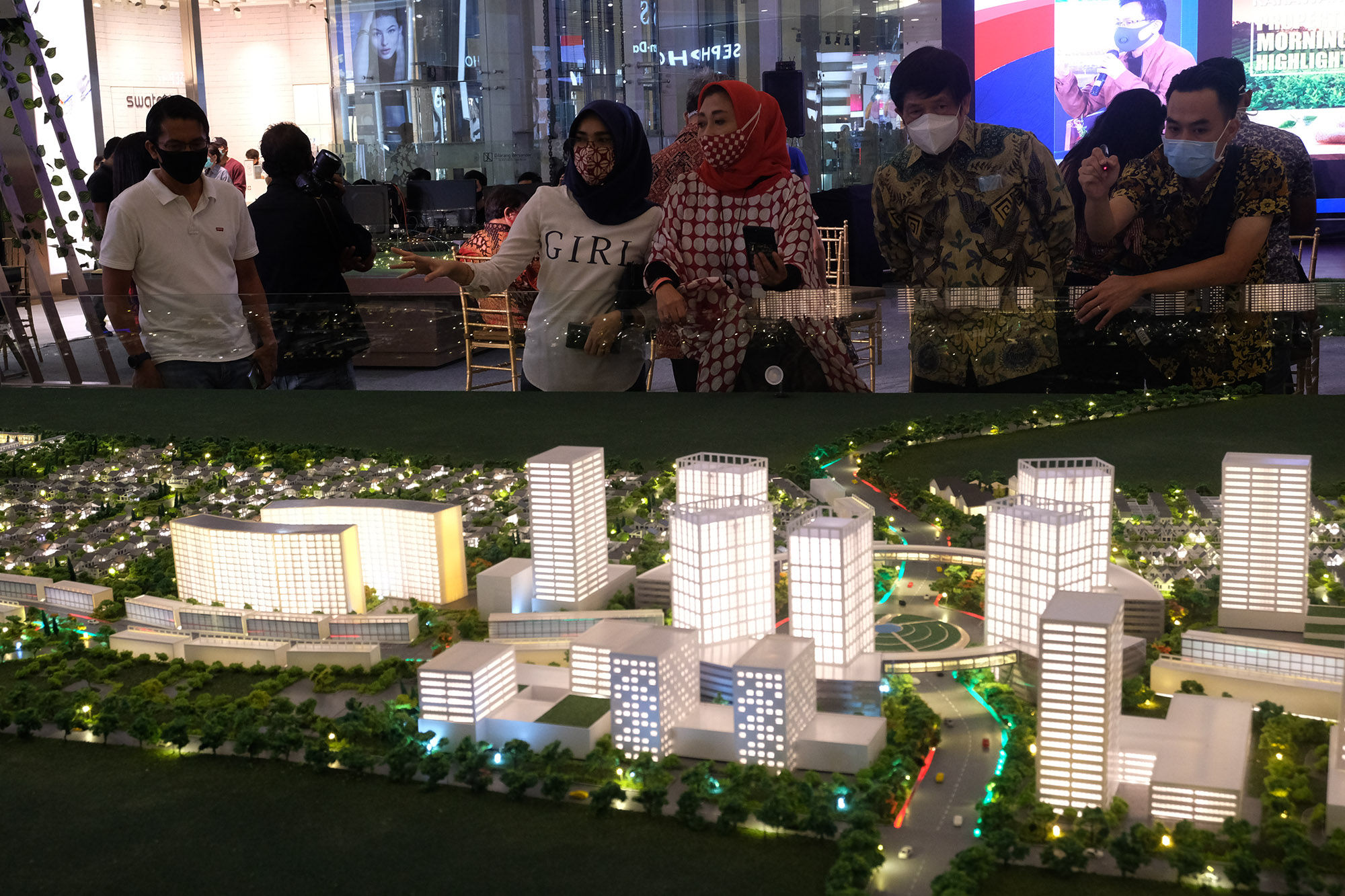 <p>Pengunjung melihat maket bangunan pada acara Perkenalan Mega Proyek Kota Mandiri dan Satelit Baru Kota Podomoro Tenjo di Atrium Central Park Jakarta, 17 Agustus 2020. Foto: Ismail Pohan/TrenAsia</p>
