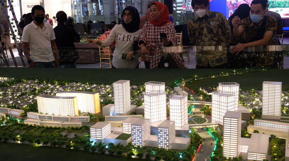 <p>Pengunjung melihat maket bangunan pada acara Perkenalan Mega Proyek Kota Mandiri dan Satelit Baru Kota Podomoro Tenjo di Atrium Central Park Jakarta, 17 Agustus 2020. Foto: Ismail Pohan/TrenAsia</p>
