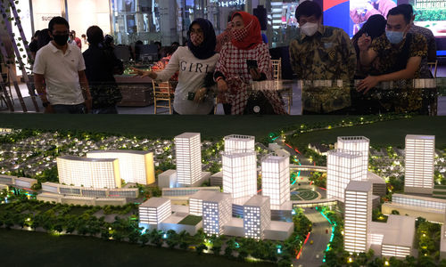 <p>Pengunjung melihat maket bangunan pada acara Perkenalan Mega Proyek Kota Mandiri dan Satelit Baru Kota Podomoro Tenjo di Atrium Central Park Jakarta, 17 Agustus 2020. Foto: Ismail Pohan/TrenAsia</p>
