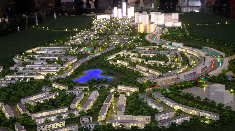 <p>Tampak maket Mega Proyek Kota Mandiri dan Satelit Baru Kota Podomoro Tenjo yang dipamerkan di Atrium Central Park Jakarta, Senin, 17 Agustus 2020. Kota Podomoro Tenjo persembahan Agung Podomoro Group diharapkan menjadi katalisator perekonomian Indonesia sekaligus menginspirasi pelaku usaha properti yang lain maupun stakeholder di bisnis properti, untuk bersama – sama membangkitkan kembali industri properti di Tanah Air. Foto: Ismail Pohan/TrenAsia</p>
