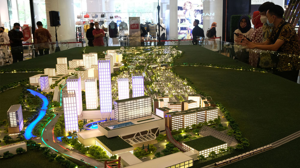 <p>Pengunjung melihat maket pembangunan Mega Proyek Kota Mandiri dan Satelit Baru Kota Podomoro Tenjo di Atrium Central Park Jakarta, senin, 17 Agustus 2020. Kota Podomoro Tenjo persembahan Agung Podomoro Group diharapkan menjadi katalisator perekonomian Indonesia sekaligus menginspirasi pelaku usaha properti yang lain maupun stakeholder di bisnis properti, untuk bersama – sama membangkitkan kembali industri properti di Tanah Air. Foto: Ismail Pohan/TrenAsia</p>
