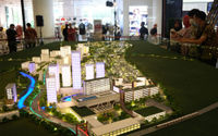 <p>Pengunjung melihat maket pembangunan Mega Proyek Kota Mandiri dan Satelit Baru Kota Podomoro Tenjo di Atrium Central Park Jakarta, senin, 17 Agustus 2020. Kota Podomoro Tenjo persembahan Agung Podomoro Group diharapkan menjadi katalisator perekonomian Indonesia sekaligus menginspirasi pelaku usaha properti yang lain maupun stakeholder di bisnis properti, untuk bersama &#8211; sama membangkitkan kembali industri properti di Tanah Air. Foto: Ismail Pohan/TrenAsia</p>
