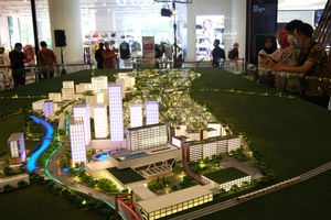 <p>Pengunjung melihat maket pembangunan Mega Proyek Kota Mandiri dan Satelit Baru Kota Podomoro Tenjo di Atrium Central Park Jakarta, senin, 17 Agustus 2020. Kota Podomoro Tenjo persembahan Agung Podomoro Group diharapkan menjadi katalisator perekonomian Indonesia sekaligus menginspirasi pelaku usaha properti yang lain maupun stakeholder di bisnis properti, untuk bersama – sama membangkitkan kembali industri properti di Tanah Air. Foto: Ismail Pohan/TrenAsia</p>
