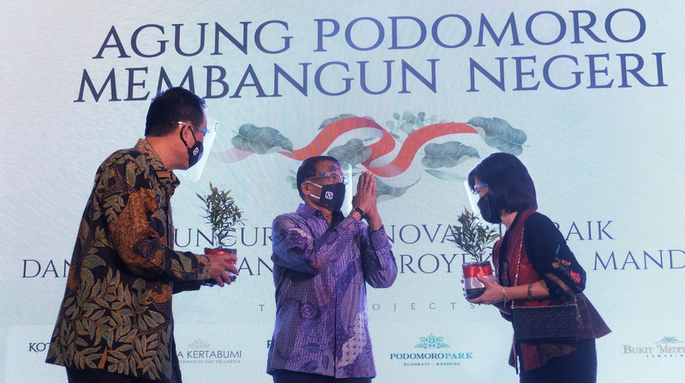 <p>Komisaris Utama sekaligus Komisaris Independen PT Agung Podomoro Land Tbk. Sofian Effendi (tengah) berbincang usai memberikan bibit pohon kepada Wakil Direktur Utama PT Agung Podomoro Land Tbk. ,Noer Indradjaja (kiri) dan COO Kota Podomoro Tenjo Puspalily Tanusatrio (kanan) sebagai simbolisasi kehadiran Kota Podomoro Tenjo pada acara Perkenalan Mega Proyek Kota Mandiri dan Satelit Baru Kota Podomoro Tenjo di Atrium Central Park Jakarta, Senin, 17 Agustus 2020. Kota Podomoro Tenjo persembahan Agung Podomoro Group diharapkan menjadi katalisator perekonomian Indonesia sekaligus menginspirasi pelaku usaha properti yang lain maupun stakeholder di bisnis properti, untuk bersama – sama membangkitkan kembali industri properti di Tanah Air. Foto: Ismail Pohan/TrenAsia</p>
