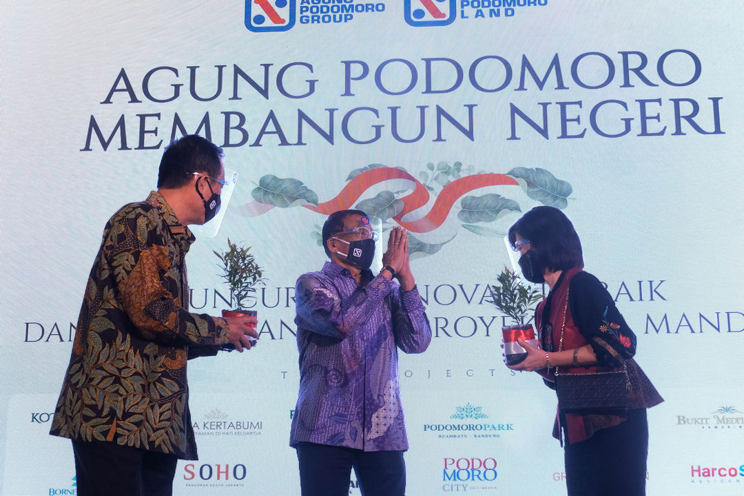 <p>Komisaris Utama sekaligus Komisaris Independen PT Agung Podomoro Land Tbk. Sofian Effendi (tengah) berbincang usai memberikan bibit pohon kepada Wakil Direktur Utama PT Agung Podomoro Land Tbk. ,Noer Indradjaja (kiri) dan COO Kota Podomoro Tenjo Puspalily Tanusatrio (kanan) sebagai simbolisasi kehadiran Kota Podomoro Tenjo pada acara Perkenalan Mega Proyek Kota Mandiri dan Satelit Baru Kota Podomoro Tenjo di Atrium Central Park Jakarta, Senin, 17 Agustus 2020. Kota Podomoro Tenjo persembahan Agung Podomoro Group diharapkan menjadi katalisator perekonomian Indonesia sekaligus menginspirasi pelaku usaha properti yang lain maupun stakeholder di bisnis properti, untuk bersama &#8211; sama membangkitkan kembali industri properti di Tanah Air. Foto: Ismail Pohan/TrenAsia</p>
