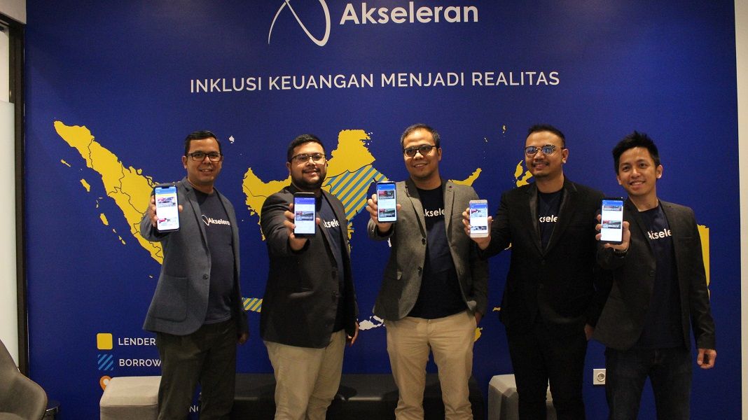 <p>Ivan Nikolas Tambunan, CEO &#038; Co-Founder Akseleran (tengah) bersama manajemen menampilkan aplikasi Akseleran di Android. / Akseleran.co.id</p>
