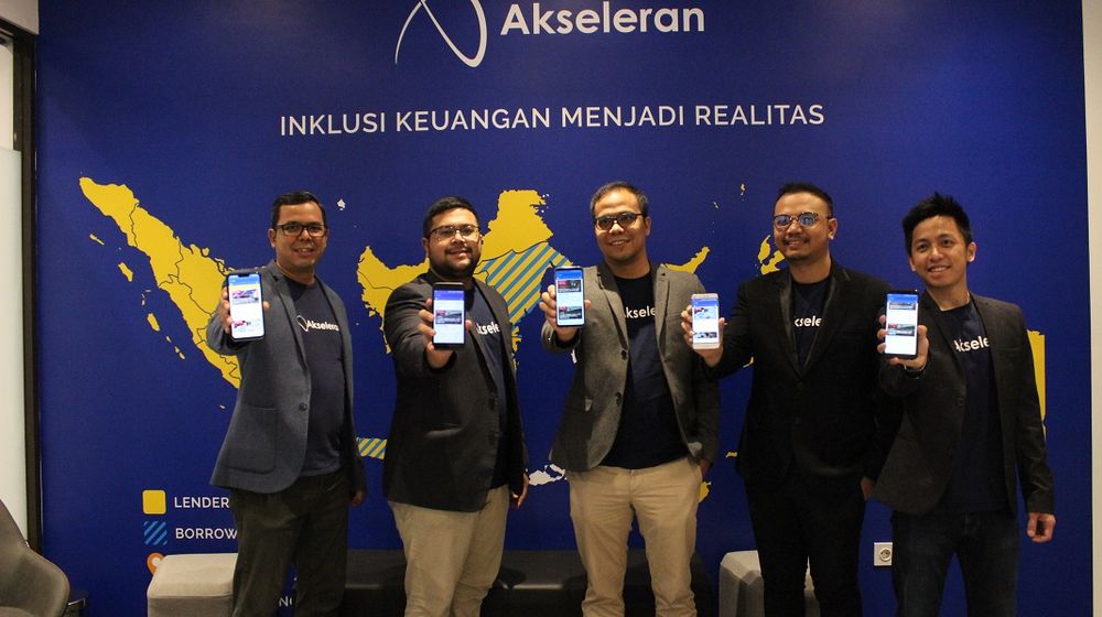 <p>Ivan Nikolas Tambunan, CEO & Co-Founder Akseleran (tengah) bersama manajemen menampilkan aplikasi Akseleran di Android. / Akseleran.co.id</p>
