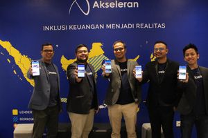<p>Ivan Nikolas Tambunan, CEO & Co-Founder Akseleran (tengah) bersama manajemen menampilkan aplikasi Akseleran di Android. / Akseleran.co.id</p>
