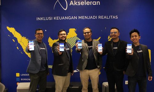 <p>Ivan Nikolas Tambunan, CEO &#038; Co-Founder Akseleran (tengah) bersama manajemen menampilkan aplikasi Akseleran di Android. / Akseleran.co.id</p>
