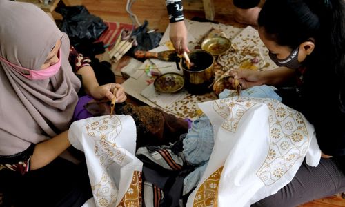 <p>Pengrajin menyelesaikan pembuatan batik di workshop Batik Marunda, di Rusun Marunda, Jakarta Utara, Selasa, 14 Juli 2020. Ekonom Center of Reform on Economics (CORE) M. Faisal mengatakan usaha mikro kecil &amp; menengah (UMKM) mengatakan persoalan yang sekarang dihadapi UMKM tak hanya soal akses ke pembiayaan. Penurunan dari sisi permintaan juga berpengaruh terhadap kelangsungan UMKM, terutama mikro, yang tersengat langsung imbas pandemi covid &#8211; 19. Oleh karena itu, akses pasar sangat dibutuhkan oleh para pelaku usaha mikro. Pemerintah perlu memikirkan hal ini supaya kombinasi kebijakan yang telah diterbitkan pemerintah benar-benar menyentuh ke pokok persoalan. Foto: Ismail Pohan/TrenAsia</p>
