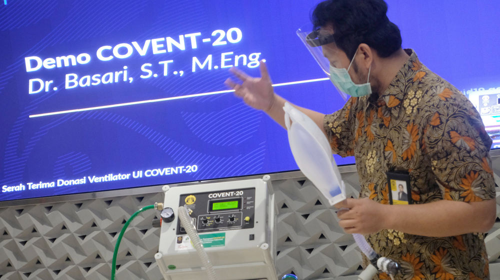 <p>Doktor Basari mendemonstrasikan Ventilator UI Covent-20 saat serah terima bantuan alat tersebut di Kampus UI, Depok, Selasa, 11 Agustus 2020. PT ABB Power Grids Indonesia dan PT ABB Sakti Industri berkerjasama dengan Fakultas Tehnik UI turut berkontribusi dalam penanganan dampak pandemi Covid-19 melalui pengadaan ventilator sebagai salah satu alat bantu yang penting dalam membantu pernapasan pasien Covid-19 yang memiliki gejala cukup parah dan mengkhawatirkan. Bantuan ini diserahkan ke Gugus Tugas Covid 19 dan merupakan bentuk dukungan sinergi mereka untuk Indonesia terhadap instruksi Presiden Joko Widodo agar seluruh komponen bangsa, termasuk sektor swasta, membantu melandaikan kurva penularan COVID-19 secepat mungkin. Foto: Ismail Pohan/TrenAsia</p>
