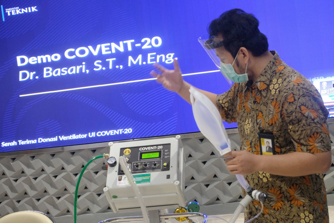 <p>Doktor Basari mendemonstrasikan Ventilator UI Covent-20 saat serah terima bantuan alat tersebut di Kampus UI, Depok, Selasa, 11 Agustus 2020. PT ABB Power Grids Indonesia dan PT ABB Sakti Industri berkerjasama dengan Fakultas Tehnik UI turut berkontribusi dalam penanganan dampak pandemi Covid-19 melalui pengadaan ventilator sebagai salah satu alat bantu yang penting dalam membantu pernapasan pasien Covid-19 yang memiliki gejala cukup parah dan mengkhawatirkan. Bantuan ini diserahkan ke Gugus Tugas Covid 19 dan merupakan bentuk dukungan sinergi mereka untuk Indonesia terhadap instruksi Presiden Joko Widodo agar seluruh komponen bangsa, termasuk sektor swasta, membantu melandaikan kurva penularan COVID-19 secepat mungkin. Foto: Ismail Pohan/TrenAsia</p>
