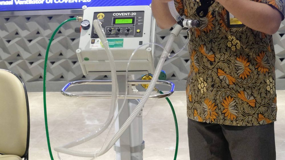 <p>Doktor Basari mendemonstrasikan Ventilator UI Covent-20 saat serah terima bantuan alat tersebut di Kampus UI, Depok, Selasa, 11 Agustus 2020. PT ABB Power Grids Indonesia dan PT ABB Sakti Industri berkerjasama dengan Fakultas Tehnik UI turut berkontribusi dalam penanganan dampak pandemi Covid-19 melalui pengadaan ventilator sebagai salah satu alat bantu yang penting dalam membantu pernapasan pasien Covid-19 yang memiliki gejala cukup parah dan mengkhawatirkan. Bantuan ini diserahkan ke Gugus Tugas Covid 19 dan merupakan bentuk dukungan sinergi mereka untuk Indonesia terhadap instruksi Presiden Joko Widodo agar seluruh komponen bangsa, termasuk sektor swasta, membantu melandaikan kurva penularan COVID-19 secepat mungkin. Foto: Ismail Pohan/TrenAsia</p>
