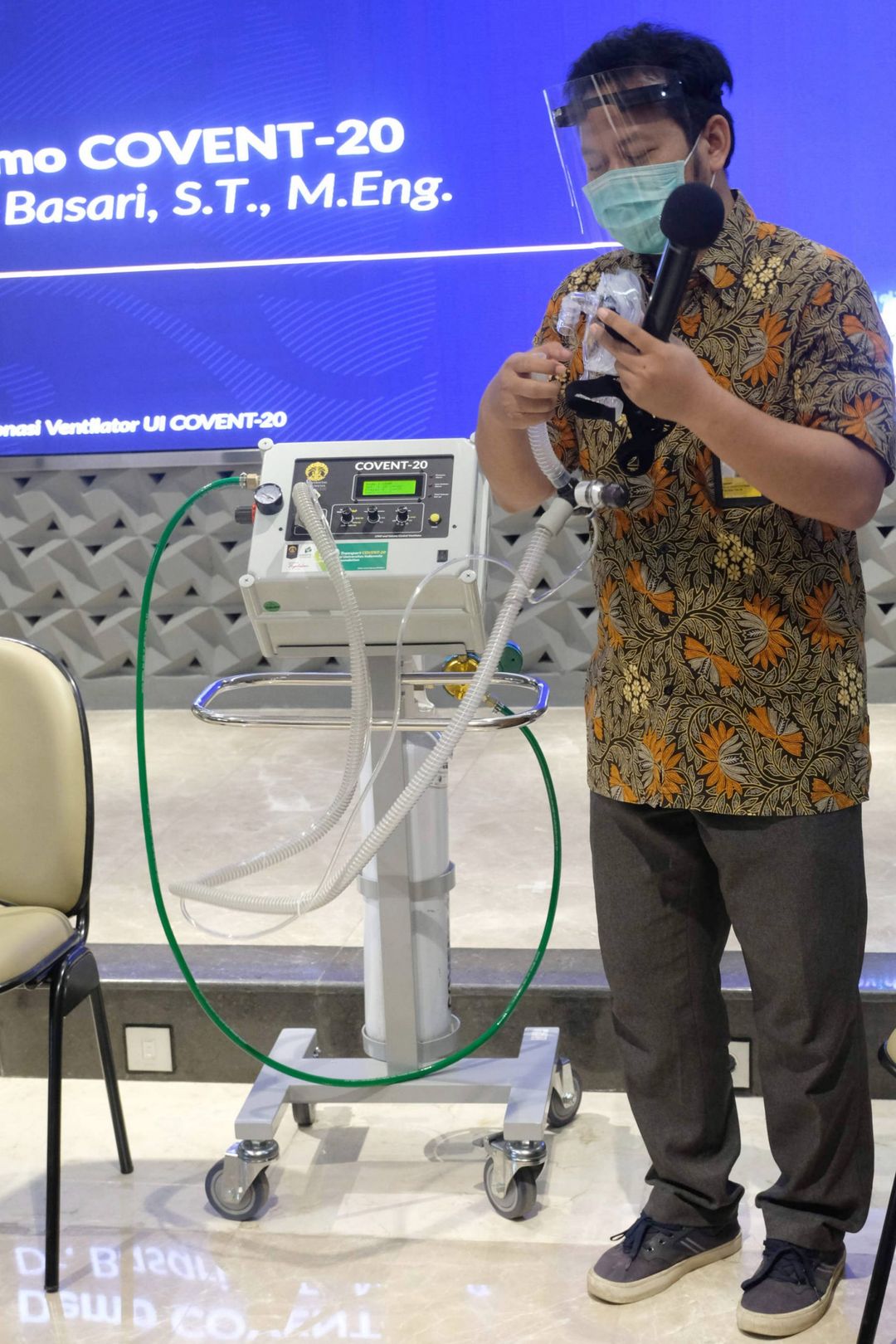 <p>Doktor Basari mendemonstrasikan Ventilator UI Covent-20 saat serah terima bantuan alat tersebut di Kampus UI, Depok, Selasa, 11 Agustus 2020. PT ABB Power Grids Indonesia dan PT ABB Sakti Industri berkerjasama dengan Fakultas Tehnik UI turut berkontribusi dalam penanganan dampak pandemi Covid-19 melalui pengadaan ventilator sebagai salah satu alat bantu yang penting dalam membantu pernapasan pasien Covid-19 yang memiliki gejala cukup parah dan mengkhawatirkan. Bantuan ini diserahkan ke Gugus Tugas Covid 19 dan merupakan bentuk dukungan sinergi mereka untuk Indonesia terhadap instruksi Presiden Joko Widodo agar seluruh komponen bangsa, termasuk sektor swasta, membantu melandaikan kurva penularan COVID-19 secepat mungkin. Foto: Ismail Pohan/TrenAsia</p>
