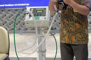 <p>Doktor Basari mendemonstrasikan Ventilator UI Covent-20 saat serah terima bantuan alat tersebut di Kampus UI, Depok, Selasa, 11 Agustus 2020. PT ABB Power Grids Indonesia dan PT ABB Sakti Industri berkerjasama dengan Fakultas Tehnik UI turut berkontribusi dalam penanganan dampak pandemi Covid-19 melalui pengadaan ventilator sebagai salah satu alat bantu yang penting dalam membantu pernapasan pasien Covid-19 yang memiliki gejala cukup parah dan mengkhawatirkan. Bantuan ini diserahkan ke Gugus Tugas Covid 19 dan merupakan bentuk dukungan sinergi mereka untuk Indonesia terhadap instruksi Presiden Joko Widodo agar seluruh komponen bangsa, termasuk sektor swasta, membantu melandaikan kurva penularan COVID-19 secepat mungkin. Foto: Ismail Pohan/TrenAsia</p>
