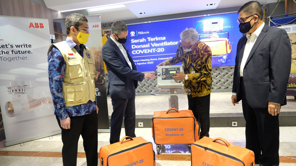 <p>Direktur PT ABB Power Grids Indonesia Dodon Ramlie (kanan) mendengarkan penjelasan Dekan Fakultas Teknik Universitas Indonesia Dr. Hendri DS Budiono (kedua kanan) bersama Ketua Relawan Satgas Covid-19 Andre Rahardian (kiri), dan Presiden Direktur PT. ABB Sakti Industri Michael Hose (kedua kiri) saat serah terima donasi Ventilator UI Covent-20 di Kampus UI, Depok, Selasa, 11 Agustus 2020. PT ABB Power Grids Indonesia dan PT ABB Sakti Industri berkerjasama dengan Fakultas Tehnik UI turut berkontribusi dalam penanganan dampak pandemi Covid-19 melalui pengadaan ventilator sebagai salah satu alat bantu yang penting dalam membantu pernapasan pasien Covid-19 yang memiliki gejala cukup parah dan mengkhawatirkan. Bantuan ini diserahkan ke Gugus Tugas Covid 19 dan merupakan bentuk dukungan sinergi mereka untuk Indonesia terhadap instruksi Presiden Joko Widodo agar seluruh komponen bangsa, termasuk sektor swasta, membantu melandaikan kurva penularan COVID-19 secepat mungkin. Foto: Ismail Pohan/TrenAsia</p>
