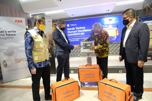 <p>Direktur PT ABB Power Grids Indonesia Dodon Ramlie (kanan) mendengarkan penjelasan Dekan Fakultas Teknik Universitas Indonesia Dr. Hendri DS Budiono (kedua kanan) bersama Ketua Relawan Satgas Covid-19 Andre Rahardian (kiri), dan Presiden Direktur PT. ABB Sakti Industri Michael Hose (kedua kiri) saat serah terima donasi Ventilator UI Covent-20 di Kampus UI, Depok, Selasa, 11 Agustus 2020. PT ABB Power Grids Indonesia dan PT ABB Sakti Industri berkerjasama dengan Fakultas Tehnik UI turut berkontribusi dalam penanganan dampak pandemi Covid-19 melalui pengadaan ventilator sebagai salah satu alat bantu yang penting dalam membantu pernapasan pasien Covid-19 yang memiliki gejala cukup parah dan mengkhawatirkan. Bantuan ini diserahkan ke Gugus Tugas Covid 19 dan merupakan bentuk dukungan sinergi mereka untuk Indonesia terhadap instruksi Presiden Joko Widodo agar seluruh komponen bangsa, termasuk sektor swasta, membantu melandaikan kurva penularan COVID-19 secepat mungkin. Foto: Ismail Pohan/TrenAsia</p>
