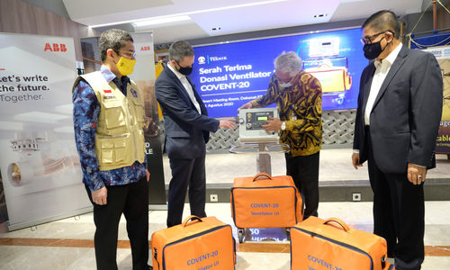 <p>Direktur PT ABB Power Grids Indonesia Dodon Ramlie (kanan) mendengarkan penjelasan Dekan Fakultas Teknik Universitas Indonesia Dr. Hendri DS Budiono (kedua kanan) bersama Ketua Relawan Satgas Covid-19 Andre Rahardian (kiri), dan Presiden Direktur PT. ABB Sakti Industri Michael Hose (kedua kiri) saat serah terima donasi Ventilator UI Covent-20 di Kampus UI, Depok, Selasa, 11 Agustus 2020. PT ABB Power Grids Indonesia dan PT ABB Sakti Industri berkerjasama dengan Fakultas Tehnik UI turut berkontribusi dalam penanganan dampak pandemi Covid-19 melalui pengadaan ventilator sebagai salah satu alat bantu yang penting dalam membantu pernapasan pasien Covid-19 yang memiliki gejala cukup parah dan mengkhawatirkan. Bantuan ini diserahkan ke Gugus Tugas Covid 19 dan merupakan bentuk dukungan sinergi mereka untuk Indonesia terhadap instruksi Presiden Joko Widodo agar seluruh komponen bangsa, termasuk sektor swasta, membantu melandaikan kurva penularan COVID-19 secepat mungkin. Foto: Ismail Pohan/TrenAsia</p>
