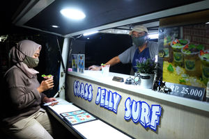 <p>Berni (47) bersama istrinya Arianti (36) berada di gerai foodtruck “Grass Jelly Surf” miliknya yang menjual minuman segar di area perkantoran Cibis Park, kawasan TB Simatupang, Jakarta Selatan, Kamis, 13 Agustus 2020. Bisnis yang sudah dirintis selama 6 tahun ini, masih berusaha bertahan ditengah hantaman pandemi. Sepinya event dan kegiatan komunitas foodtruck membuat Berni harus rela kehilangan omset yang selama ini diraup dari hasil usahanya yang termasuk dalam Usaha Mikro Kecil Menengah (UMKM) mitra binaan Pertamina tersebut. Pria yang berlatar belakang Chef di sebuah kapal pesiar selama 2 tahun ini, berharap pemerintah khususnya wadah binaan seperti Pertamina bisa memberikan perhatian khusus kepada pelaku UMKM yang terdampak pandemi Covid-19 untuk tetap hidup di bidang usahanya dengan bantuan yang nyata menyasar pada suplai produk yang mereka pasarkan. Karena selama ini mereka hanya gencar ditawarkan bantuan berupa pinjaman dana yang justru dianggap semakin menambah beban kedepannya. Foto: Ismail Pohan/TrenAsia</p>