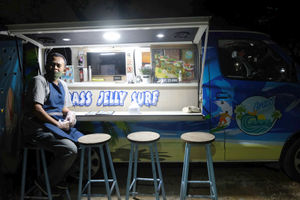 <p>Berni (47) berpose didepan gerai foodtruck “Grass Jelly Surf” miliknya yang menjual minuman segar di area perkantoran Cibis Park, kawasan TB Simatupang, Jakarta Selatan, Kamis, 13 Agustus 2020. Bisnis yang sudah dirintis selama 6 tahun ini, masih berusaha bertahan ditengah hantaman pandemi. Sepinya event dan kegiatan komunitas foodtruck membuat Berni harus rela kehilangan omset yang selama ini diraup dari hasil usahanya yang termasuk dalam Usaha Mikro Kecil Menengah (UMKM) mitra binaan Pertamina tersebut. Pria yang berlatar belakang Chef di sebuah kapal pesiar selama 2 tahun ini, berharap pemerintah khususnya wadah binaan seperti Pertamina bisa memberikan perhatian khusus kepada pelaku UMKM yang terdampak pandemi Covid-19 untuk tetap hidup di bidang usahanya dengan bantuan yang nyata menyasar pada suplai produk yang mereka pasarkan. Karena selama ini mereka hanya gencar ditawarkan bantuan berupa pinjaman dana yang justru dianggap semakin menambah beban kedepannya. Foto: Ismail Pohan/TrenAsia</p>
